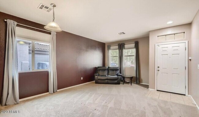 Foto del edificio - 17331 W Jefferson St