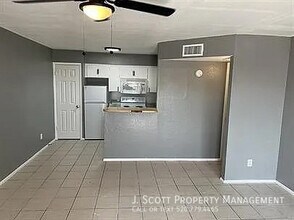 Building Photo - 525 E Peppertree Ave