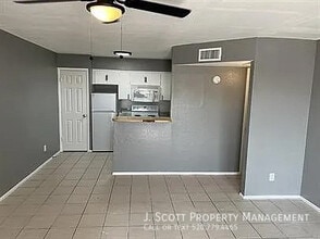 Building Photo - 525 E Peppertree Ave
