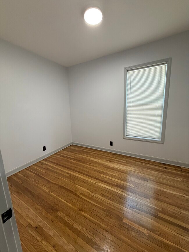 Foto del edificio - 358 E 70th Pl