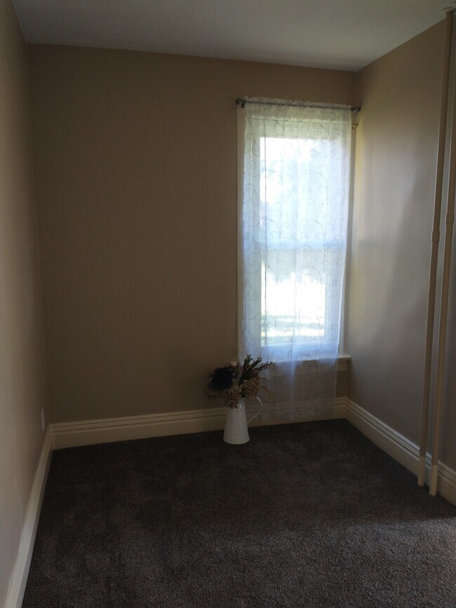 Den/ dressing room - 12898 Main St