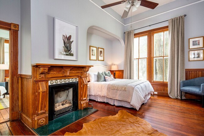 Building Photo - Charming 1 Bedroom Furnished Apartment - S...