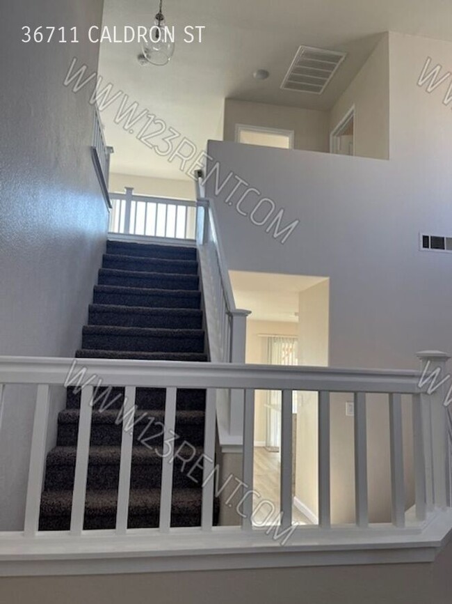 Foto del edificio - EAST PALMDALE 4BD/3BATH 2 STORY JUST REHAB...