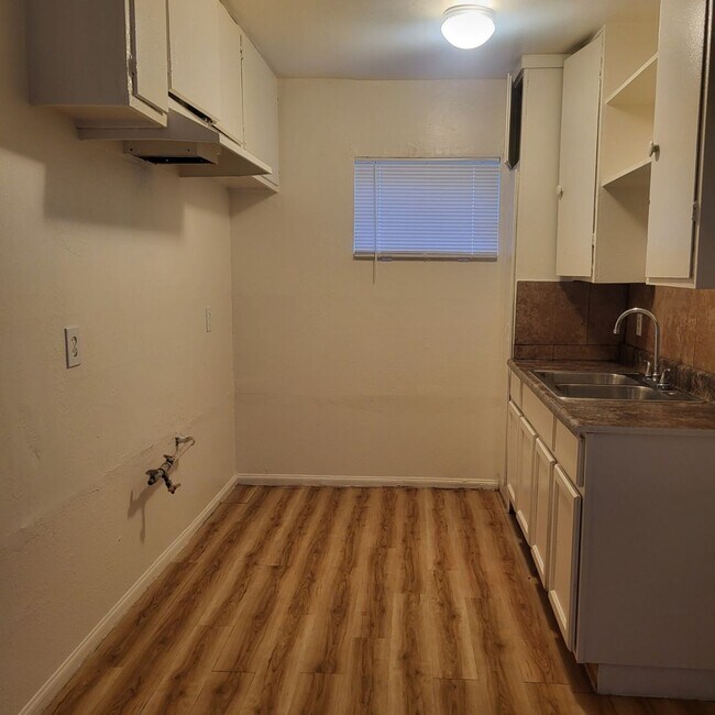 Foto del edificio - 2315 W Compton Blvd