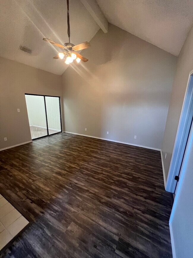 Building Photo - 906 Teakwood Ln