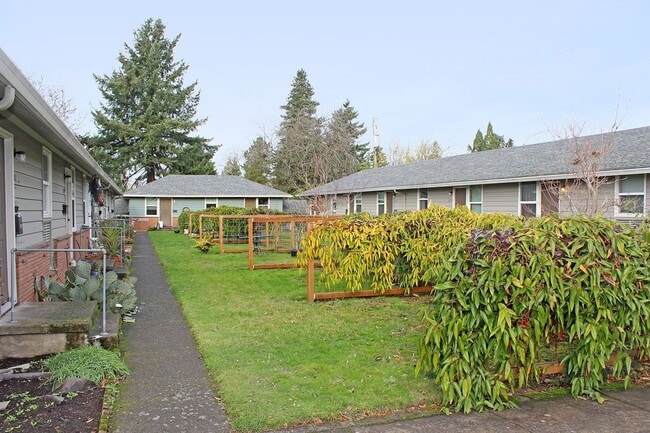 Building Photo - 6923-6923 NE Prescott St