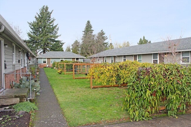 Building Photo - 6923-6923 NE Prescott St