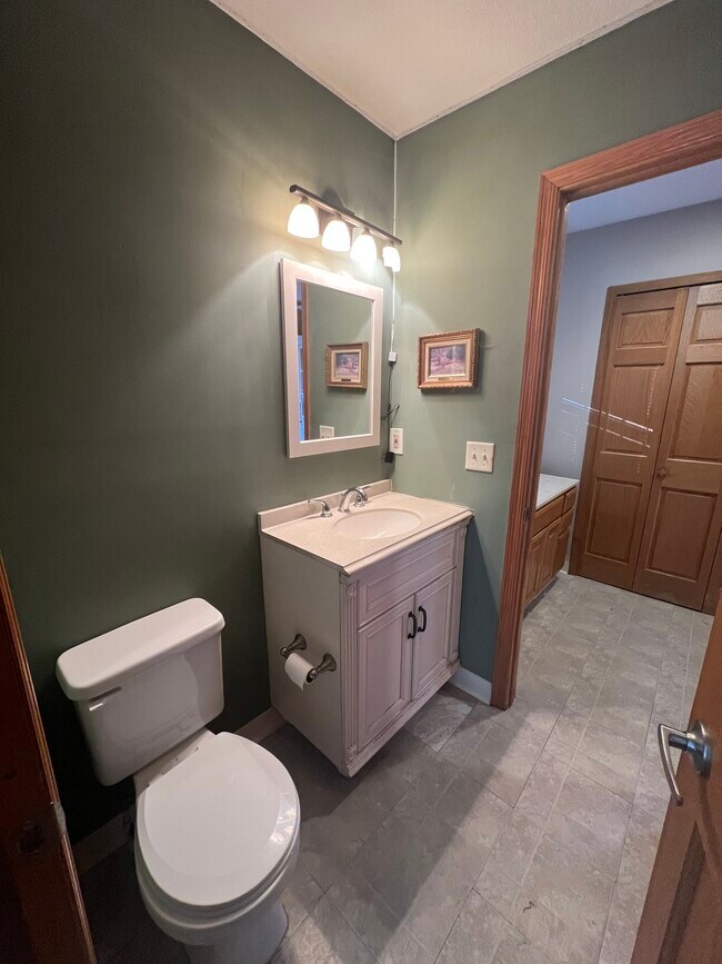 Foto del edificio - 4561 Island View Dr NE