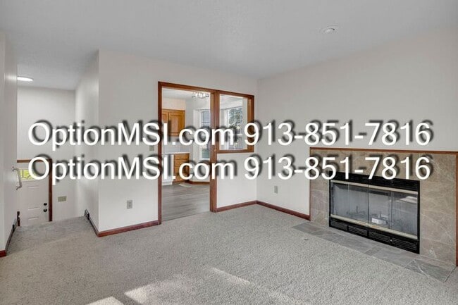 Building Photo - Spacious Townhome!