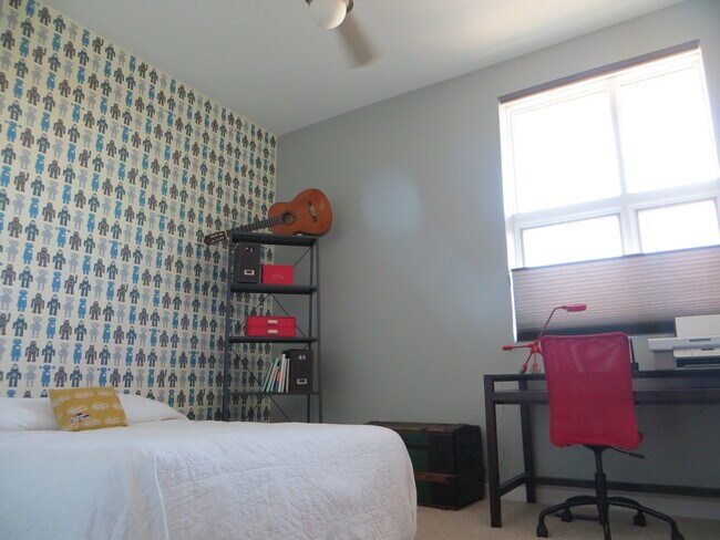 Guest room - 2065 N Kedzie Ave