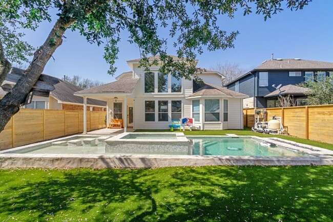 Foto del edificio - 10313 Big Thicket Dr