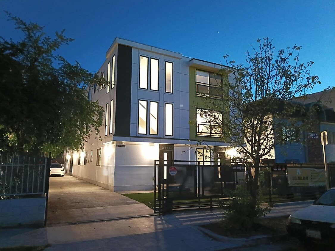 Photo - 5654 La Mirada Ave (Los Angeles, CA)