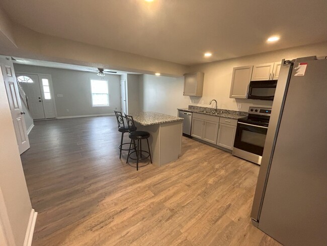 Building Photo - Sublease 6/1/25- 10/31/25