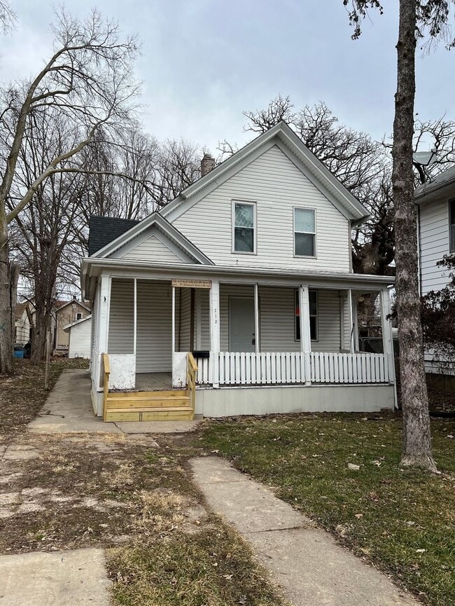 Building Photo - 712 E 15th St
