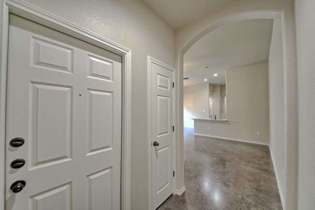 Foto del edificio - GORGEOUS 3 BEDROOM DUPLEX LOCATED IN BUDA, TEXAS!