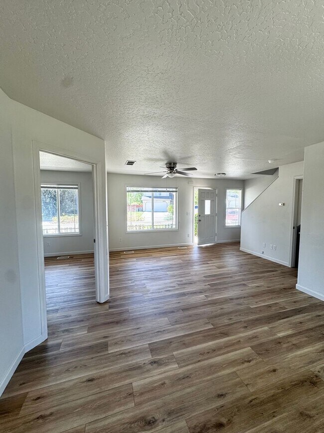 Foto del edificio - Spacious 5-Bedroom Home in Prime Nampa Location