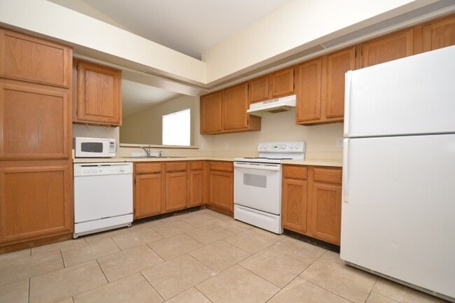 Building Photo - Cute 3 BR/2 BR Home  ~ Community Pool ~ Fe...