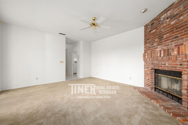 Building Photo - Spacious Vinyard Home