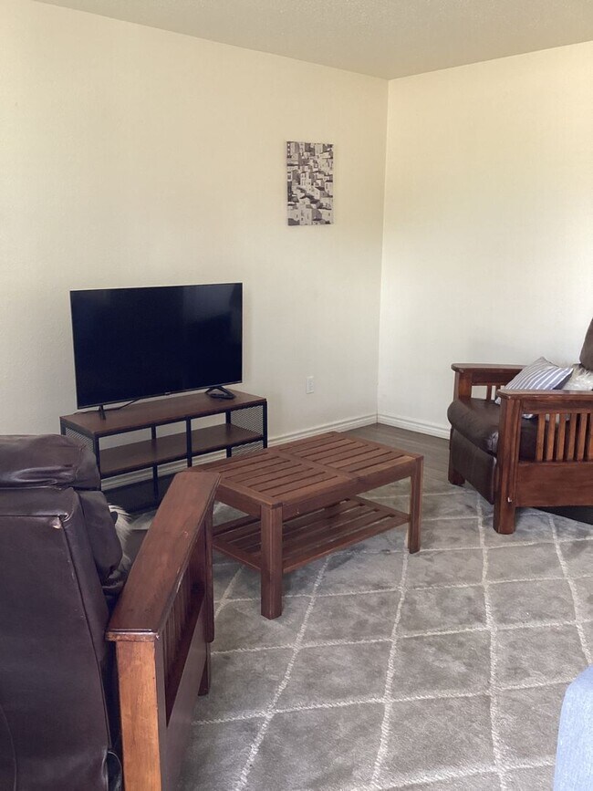 Foto del edificio - Fully Furnished Modern 2 Bedroom on Quiet Street and Close to ENMU!