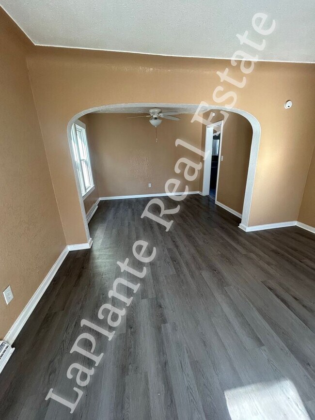 Foto del edificio - Charming 3-Bedroom Home with Fresh Updates in South Toledo