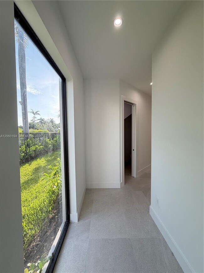 Foto del edificio - 4664 SW 32nd Ave
