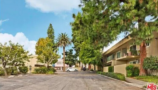 Lush garden style grounds & guest parking - 11138 Aqua Vista St