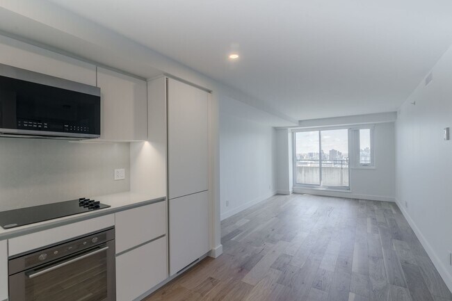 Building Photo - 3460 Rue Peel