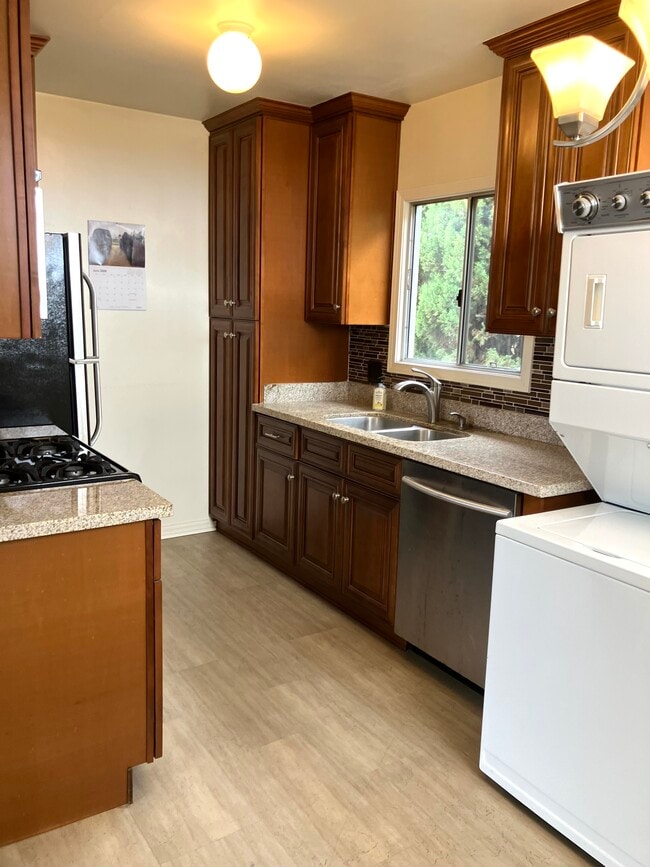 Kitchen with in unit washer & dryer - 731 Oro Ter