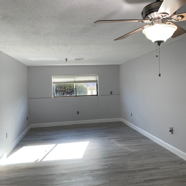 Foto del edificio - 512 Abbott Farm Ln