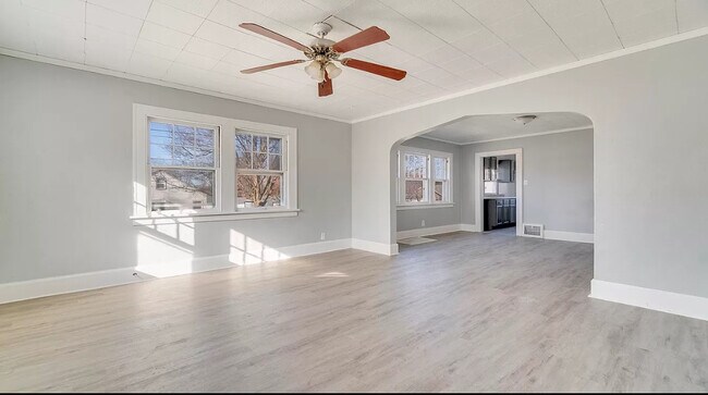 Building Photo - 329 N Henrietta Ave