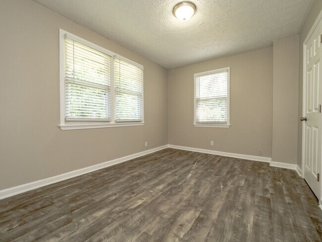 Foto del edificio - WELCOME TO THIS NEWLY RENOVATED 3-BEDROOM ...