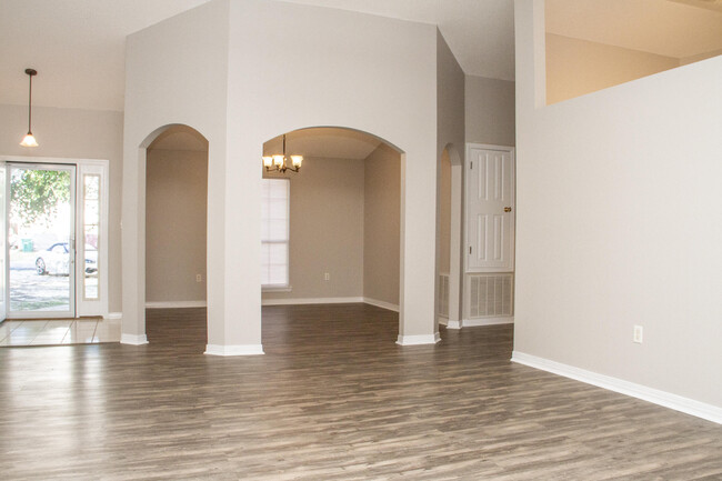 Building Photo - 131 Steeplechase Dr