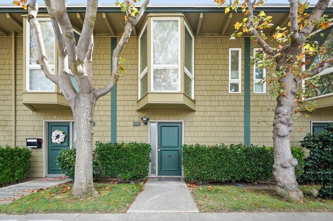 Building Photo - Stunning Woodlake Townhome in poolside loc...