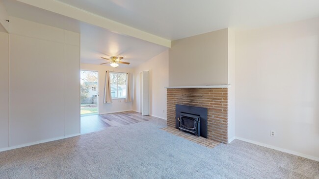 Building Photo - SeaTac rambler home -3 bedroom 1 bath with carport.  Fenced yard!!!  Available March 1st, 2026!