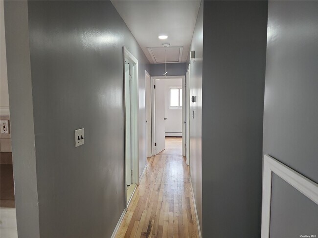 Foto del edificio - 642 Peconic Ave