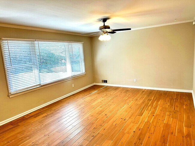 Foto del edificio - 2257 Collins Dr
