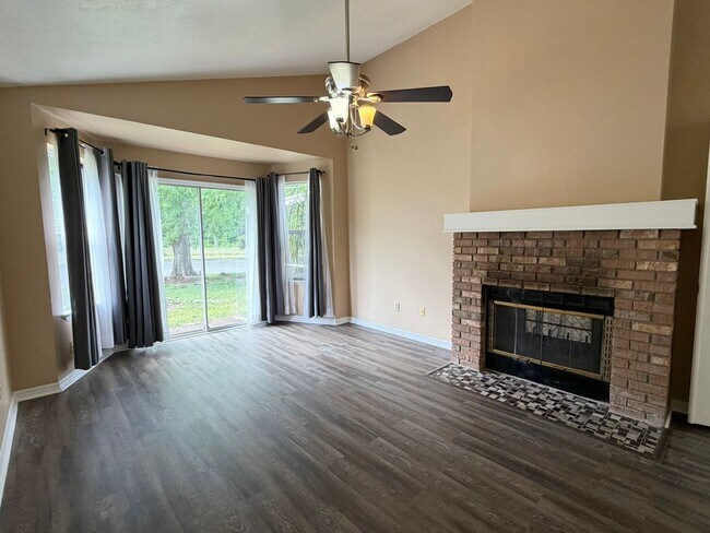 Foto del edificio - 625 Remington Oak Dr