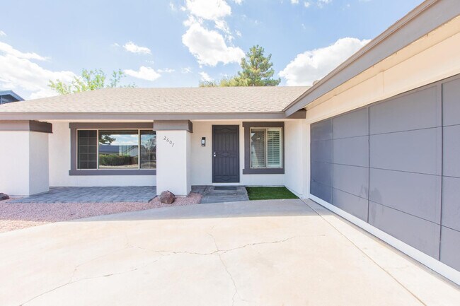 Building Photo - 2607 E Larkspur Dr