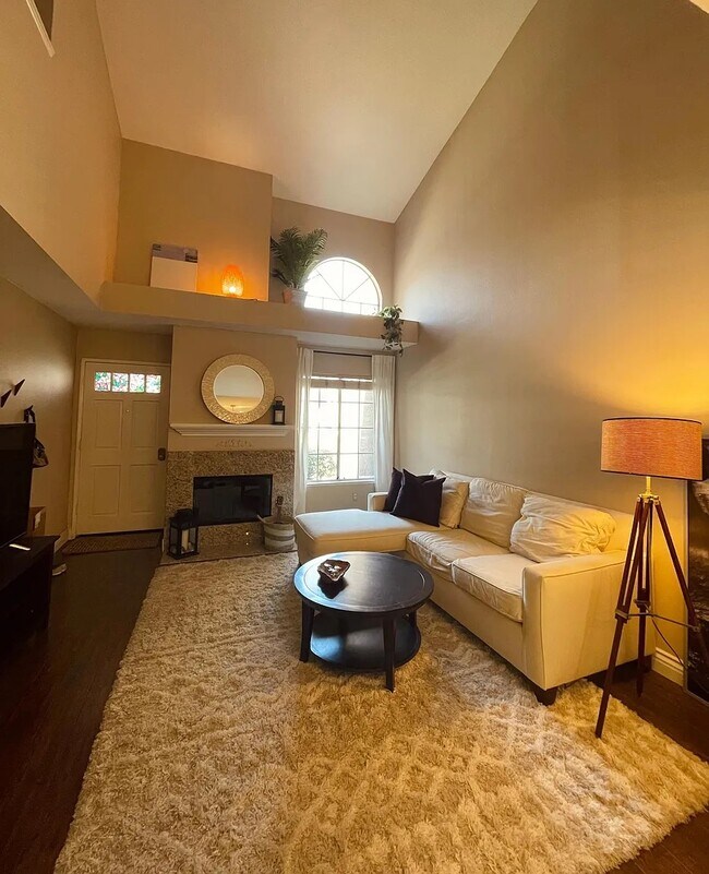 Sala de estar - 7367 Belpine Pl