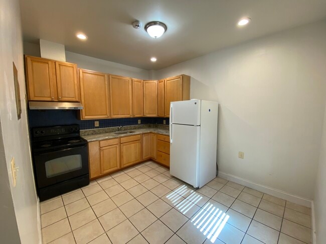 Building Photo - 527 Oldham St