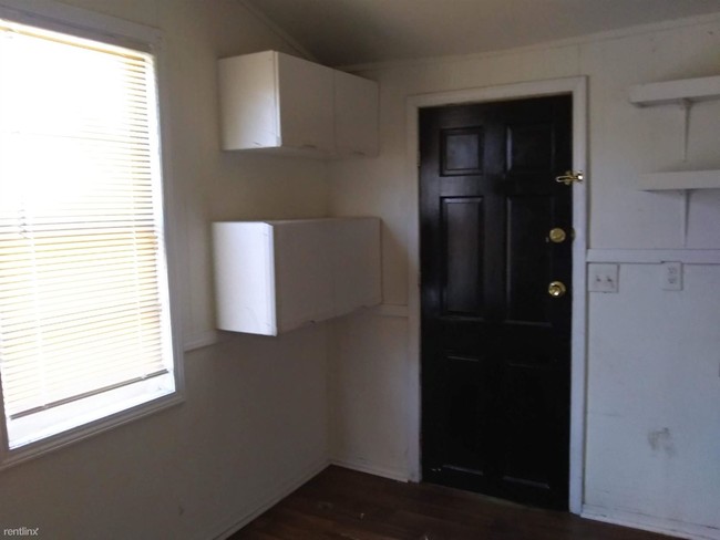 Building Photo - 2 br, 1 bath House - 31 Wharf Avenue