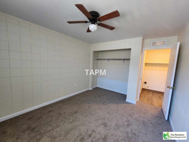 Foto del edificio - Homey three bedroom