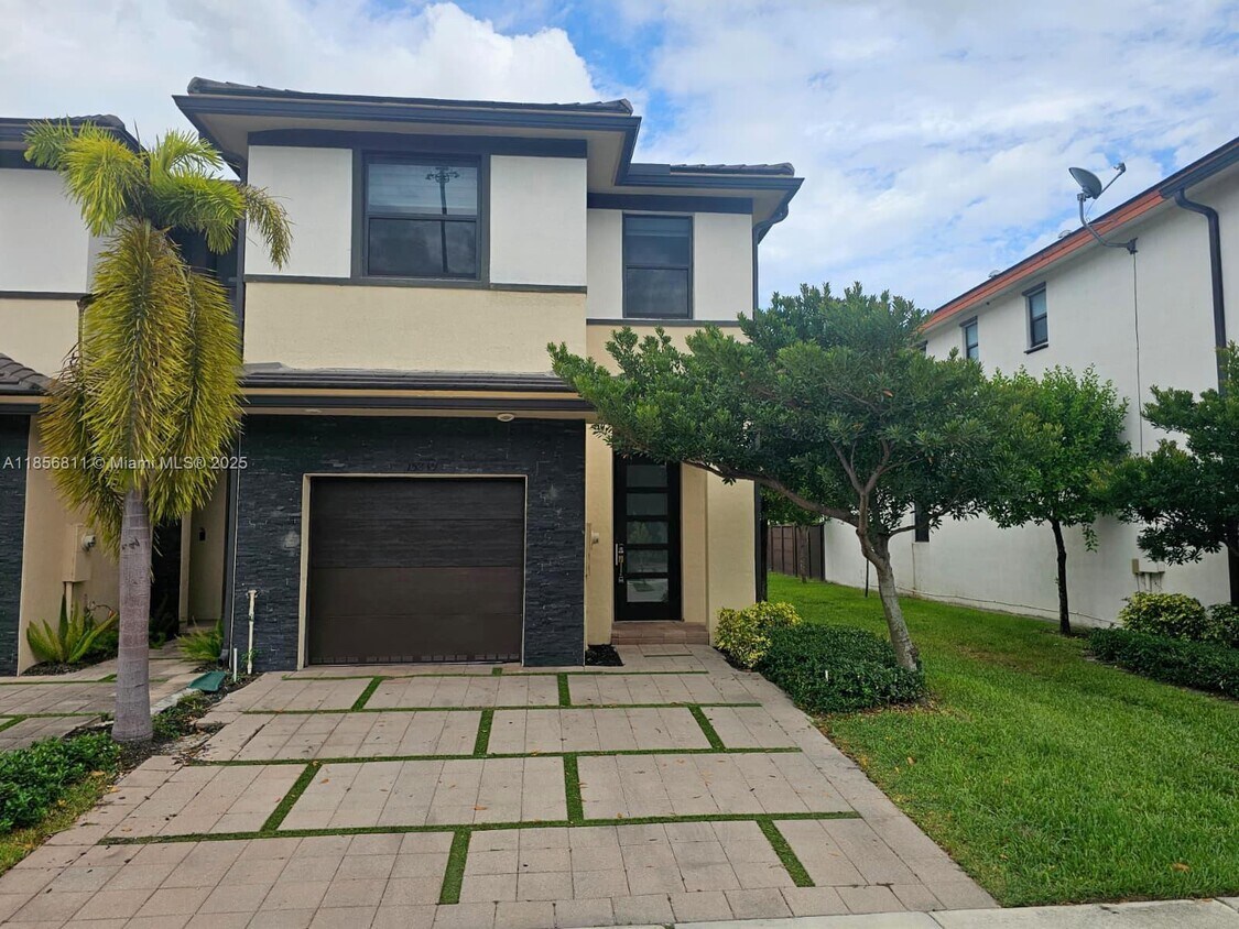 Foto principal - 15839 NW 91st Ct