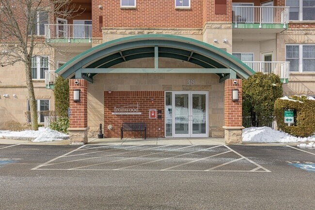 Foto del edificio - 38 Village Rd