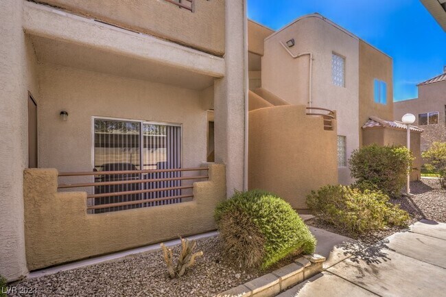 Building Photo - 6877 Tamarus St