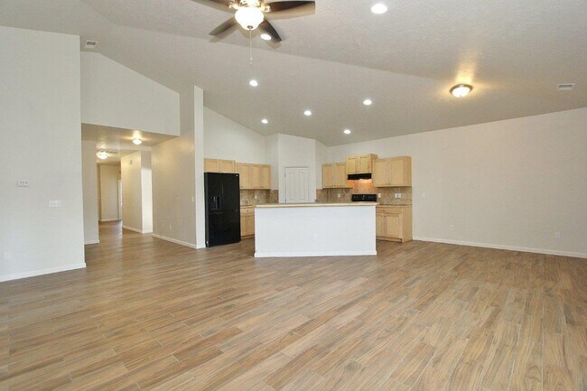 Building Photo - Spacious Home In A Beautiful Neighborhood!