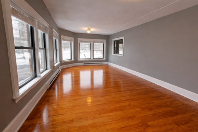 Foto del edificio - 2 Raymond Ave