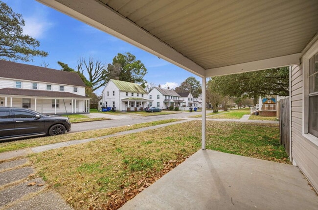 Building Photo - WOWZA!  BEAUTIFUL 4 BED, 2 FULL BATH TOWNHOME FOR RENT IN PORTSMOUTH!