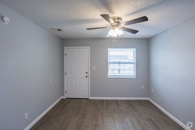 1 habitación, 1 baño, 700 pies cuadrados, sala de estar - Legacy Commons