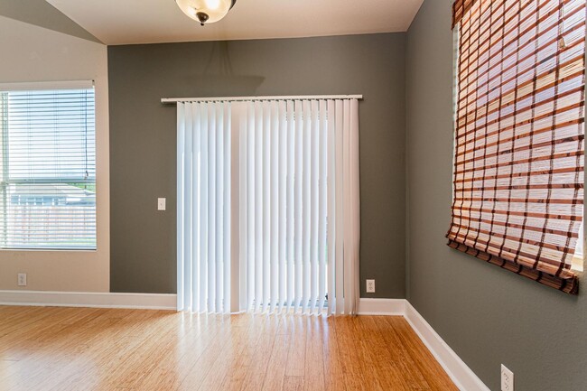 Foto del edificio - Gorgeous 4-Bedroom Single Family Home Just...